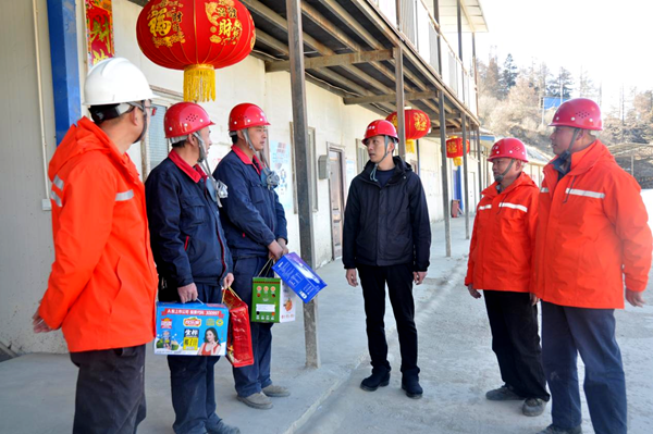 1675671192696934.png 1領(lǐng)導(dǎo)慰問_副本.png